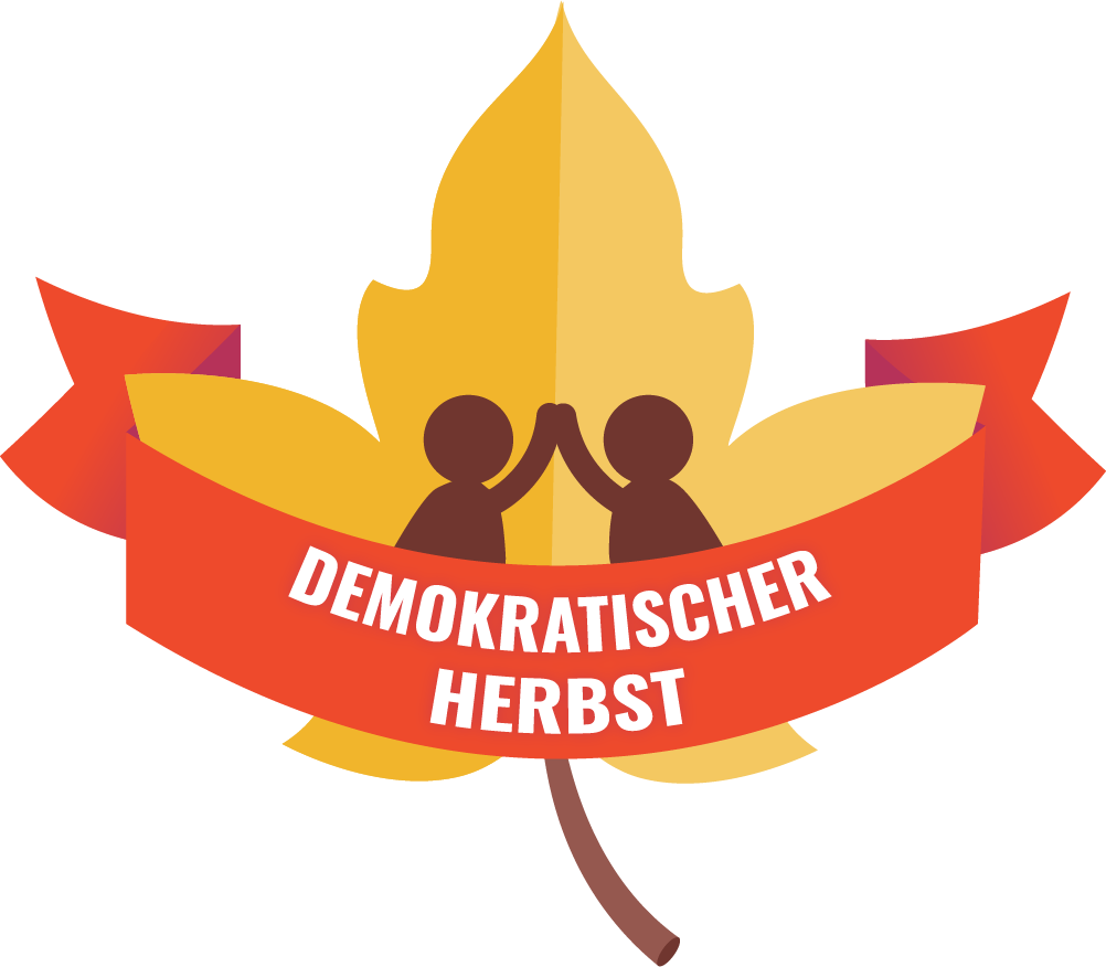 Ein roter Banner mit weißer Schrift: Demokratischer Herbst. Hinter dem Banner ist eine ebenfalls rote erhobene Faust. Den Hintergrund bildet ein goldgelbes Blatt.